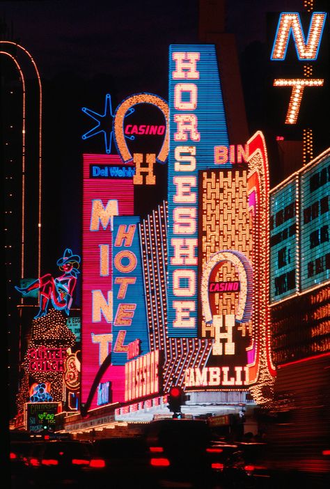 Vintage Las Vegas on Twitter: "Bright night on Fremont St, 1986 - Photo by Lonnie Duka… " Freemont Street Las Vegas, Freemont Street, Old Las Vegas, Las Vegas Vintage, Vegas Photos, Vegas Vintage, Old Vegas, Retro Signs, Vintage Vegas