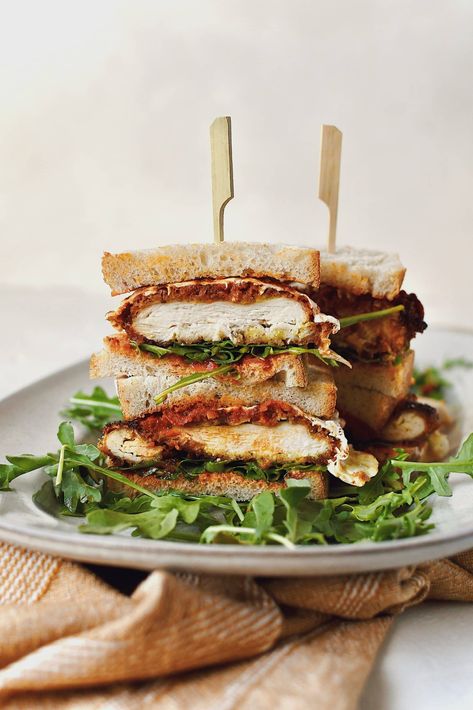 Hearty Sandwich Recipes, Parmesan Chicken Sandwich, Crispy Parmesan Chicken, Chicken Parmesan Sandwich, Crispy Chicken Sandwiches, Dinner Sandwiches, Salad Pasta, Baked Chicken Parmesan, Parmesan Chicken