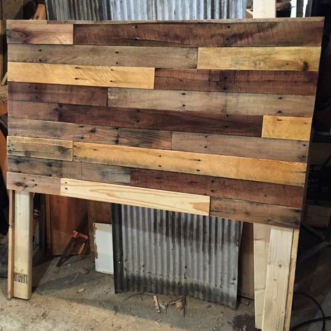 Pallet Wood Headboard Diy, Headboard Plan, Pallet Wood Headboard, Diy Wood Headboard, Pallet Lounge, Pallet Kitchen, Pallet Headboard, Wooden Pallet Furniture, Furniture Cheap