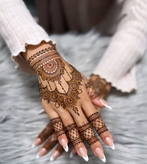 #modernmehndi #dallashennaartist #dallasbride #mehndidallas #hennadallas #hennaartistsoftexas #dfwhenna #dallashennatattoo #texashenna #mehndidfw #dallasbridal #dallasmehndi #mehndiparty #mehndilovers #dallashenna #dallasweddingplanners #shadiwaliinspirations #hennainspo #dallasweddingcoordinator #mehndi #popxowedding #mehndiconesdallas #mehndiartist #henna #bridalmehendi #bridaldallas #hennafeaturestudio #mehndinight #hennaloungepresets #hennadesigns Mehndi Designs Different, Mehendi Designs For Roka, Tattoo Designs With Mehndi, Mehendi Modern Designs, Back Hand Finger Design, Mehendi Designs For Hands Modern, Modern Palm Mehndi Designs, New Model Mehandi Designs, Wedding Mehndi Designs For Hands