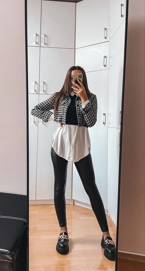 Legging Formal Outfit, White Moccasins Outfit, Loafers Outfit Leggings, Leggings White Shirt Outfit, Leggings Formal Outfit, Formal Leggings Outfit, White Shirt Outfit Office, White Shirt Work Outfit, Black Leggings Outfit Office