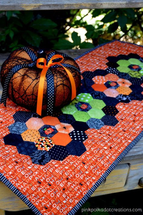 Hexagon Halloween Quilt, Epp Halloween Quilt, Hexi Table Runner, Hexie Table Runner, Halloween English Paper Piecing, English Paper Piecing Table Runner, Epp Hexagons, Hexie Projects, Autumn Quilts