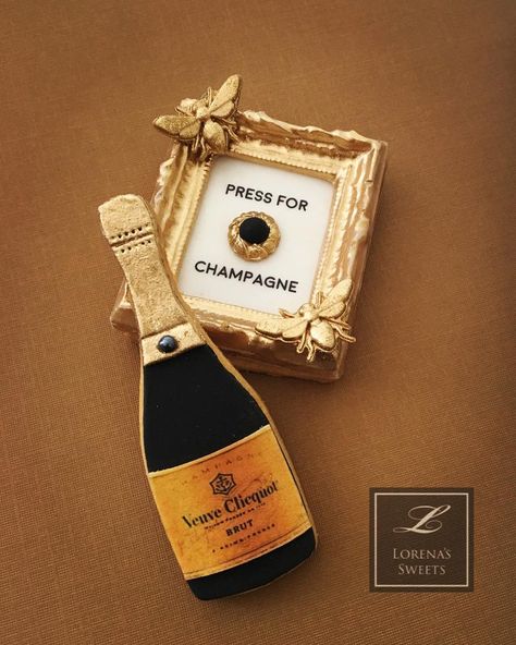 Lorena Rodriguez. Press for champagne cookies. Vueve Champagne Cookies, Champagne Cookies Decorated, Champagne Bottle Cookies, Champagne Cookies, Wine Cookies, Champagne Birthday, New Years Cookies, Veuve Clicquot Champagne, Horse Cookies