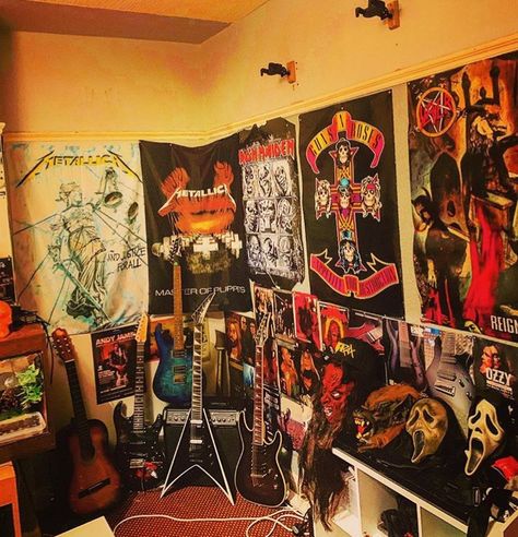 Metalhead Bedroom, Metalhead Room, Sala Grunge, Rock Bedroom, Emo Room, Punk Room, Rock Room, Grunge Bedroom, 80s Room