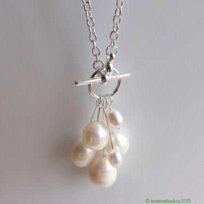 Pearl cluster with toggle clasp as pendant by claudine Diy Jewelry Tutorials, Jewelry Making Tutorials, Diy Schmuck, Rings Jewelry, Bijoux Diy, Gems Jewelry, Simple Necklace, Jewelry Creation, Jewelry Projects