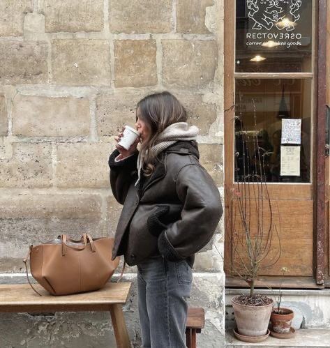 Copenhagen Street Style Winter 2023, Copenhagen Winter Style, Polene Outfit, Copenhagen Street Style Winter, Uggs Outfit Winter, Winter Ugg, Stile Blair Waldorf, Adrette Outfits, Copenhagen Street Style