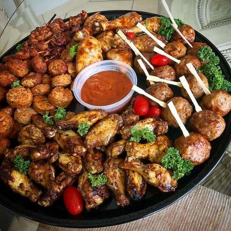 Gourmet Platter Ideas, Hot Food Grazing Platter, Hot Food Platters, Savoury Platter Ideas Finger Foods, Teen Birthday Food Ideas, Chicken Party Food, Brown Foods For Color Party, Food Trays For Parties, Savoury Platter