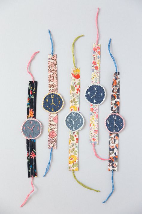 DIY fabric watch Fabric Toys Diy, Diy Watch, Cute Watches, Origami Jewelry, Diy Collier, Fabric Toys, Fabric Projects, Crafts For Teens, Fabric Jewelry