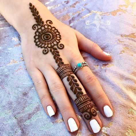 This quickie 🖤 . . For bookings and enquires contact  Sarala@hennaparadise.com.au  Ph 0406166206  #henna #mehndi #mehendi #mehndiart… Mehandi Arabic, Henna Paradise, Mahadi Design, Henna Eid, Finger Designs, Henna Styles, Eid Design, Tato Henna, Unique Mehndi