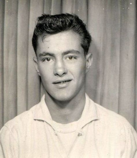 36 Cool Portraits From Photo Booths That Defined Men's Hairstyles in the 1950s ~ Vintage Everyday Photobooth Portrait, 1950s Mens Hairstyles, Cool Portraits, 1950s Portrait, 1950's Hairstyles, 1950s Man, Paper Ghost, Photobooth Photos, Photobooth Pics