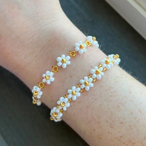 Beaded Flower Bracelet White Daisy Bracelet Set Gold Bracelet Seed Bead Bracelet Friendship Bracelet Dainty Gift for Her Bridesmaid Gift - Etsy Friendship Bracelets Flower, Friendship Bracelet Flower, Beaded Flower Bracelet, Beaded Patterns, Gold Bracelet Set, Daisy Bracelet, Seed Bead Bracelet, Bracelet Friendship, Letter Bracelet