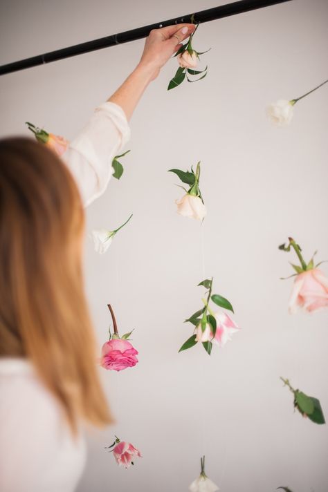 How to make a floating flower wall Floating Flower Wall, Diy Flower Wall, Floating Flower, Bridal Shower Backdrop, Diy Flores, Flower Curtain, Flower Wall Backdrop, Floating Flowers, Hanging Flower Wall