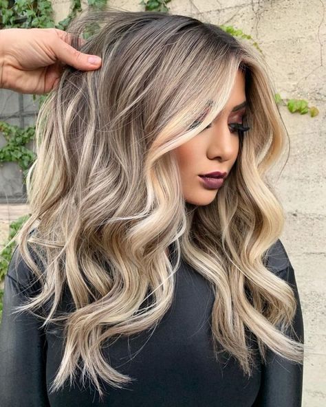 Dirty Blonde Hair with Peach Money Piece Blond Balayage, Dyed Blonde Hair, Dirty Blonde Hair, Ash Blonde Hair, Icy Blonde, Hair Color Techniques, Blonde Hair Inspiration, Super Hair, Balayage Hair Blonde