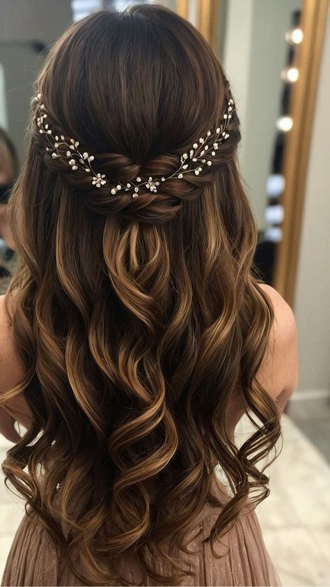 Forget stuffy updos! This season's classic wedding hair is all about timeless elegance with a modern twist. Hairstyles With Wedding Dress, Hairstyles For Wedding Half Up, Hair Styles In Wedding, Hairstyle For Curly Hair For Wedding, Bridesmaid Hair Ideas Down Curly, Hairstyle Idea For Wedding, Hair Do Ideas Medium, Black Dresses Makeup, Hairstyles For Long Hair For A Wedding