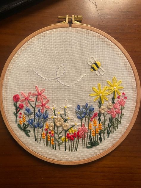 Simple and cute flower and bee embroidery. Beginner friendly. Colorfull flowers. Denim Mending, Honey Bee Embroidery, Embroidering Ideas, Embroidery Beginner, Mom Embroidery, Bee Embroidery, Bee On Flower, Hand Embroidery Projects, Baby Embroidery