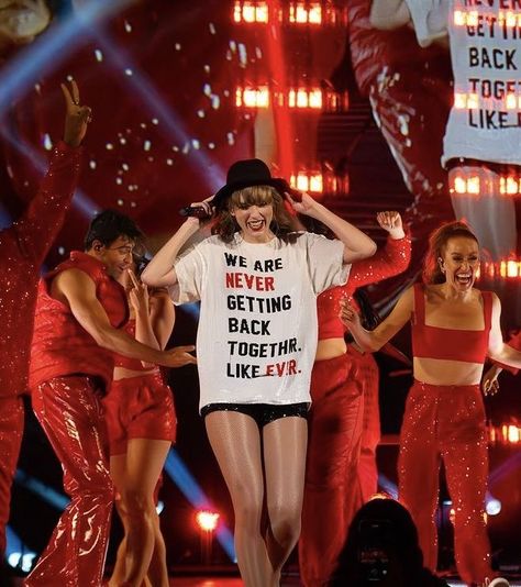 22 Taylor, Taylor Swift 22, Taylor Swift Images, Red Era, Photos Of Taylor Swift, Taylor Swift Tour Outfits, Swift Tour, Estilo Taylor Swift, Taylor Swift Cute