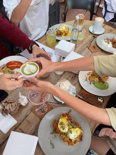 dining with friends, friend group, brunch aesthetic, fancy brunch, breaking bread with friends, friend dinner Group Brunch, Friend Dinner, Dining With Friends, Fancy Brunch, Brunch Aesthetic, Cooking Friends, Friends Cafe, Brunch Club, Vision Book