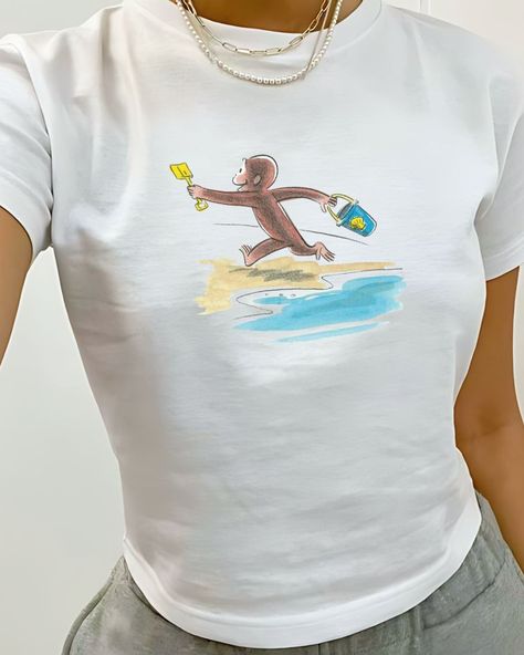 Cute Oversized Shirts Summer, Beach Vibe Clothes, Aesthetic Clothes For Summer, Cute Vintage Clothes, Cute Beach Tops, Cute Graphic Tees Aesthetic, Yellow Shorts Outfit Summer, Costal Granddaughter Aesthic Clothes, Cool T-shirts