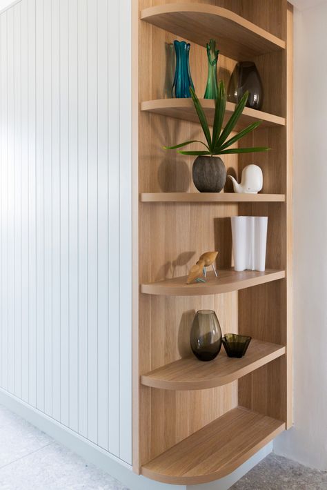 Corner Built In Shelves, Curved Bookshelf, Closet Design Plans, Side Cupboard, Ideas Armario, Corner Storage Shelves, Curved Cabinets, Elegant Living Room Design, Bedroom Corner