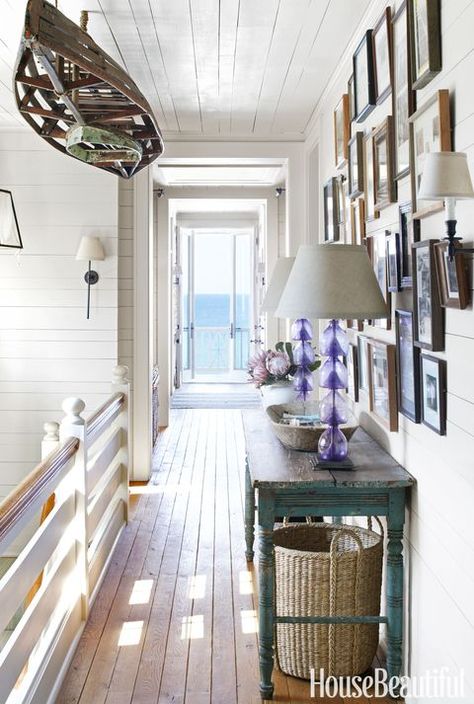 Beach House Hallway, Beach House Getaway, Beach Home Interiors, Florida Beach House, Cottage Coastal, Beach House Interior Design, Interior Design Per La Casa, Regal Design, Seaside Cottage