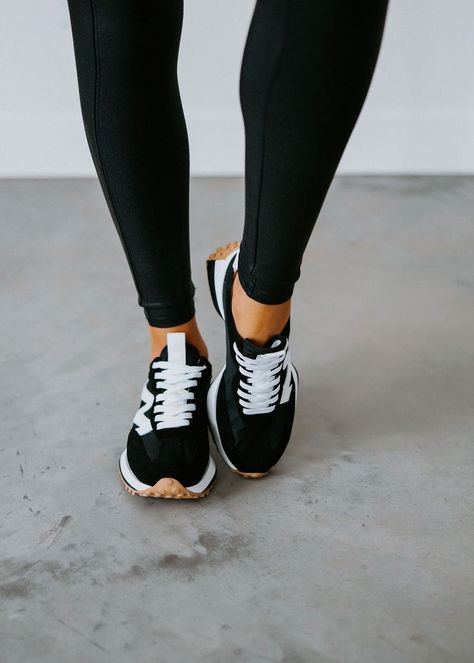 Steve Madden Campo Sneaker Tan Tennis Shoes Outfit, Casual Outfits Sneakers, White Tennis Shoes Outfit, Stylish Walking Shoes, Sneakers Outfit Summer, Black Tennis Shoes, Fall Sneakers, Tennis Shoes Outfit, Steve Madden Sneakers