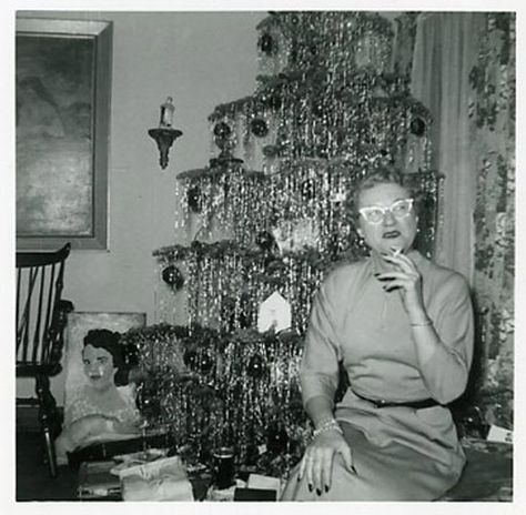 It's a Crazy Creepy Christmas! 25 Awkwardly Weird Pics - Team Jimmy Joe Glamorous Christmas, Old Time Christmas, Vintage Christmas Photos, Creepy Christmas, And So It Begins, Celebrating Christmas, Old Christmas, Old Fashioned Christmas, Christmas Past