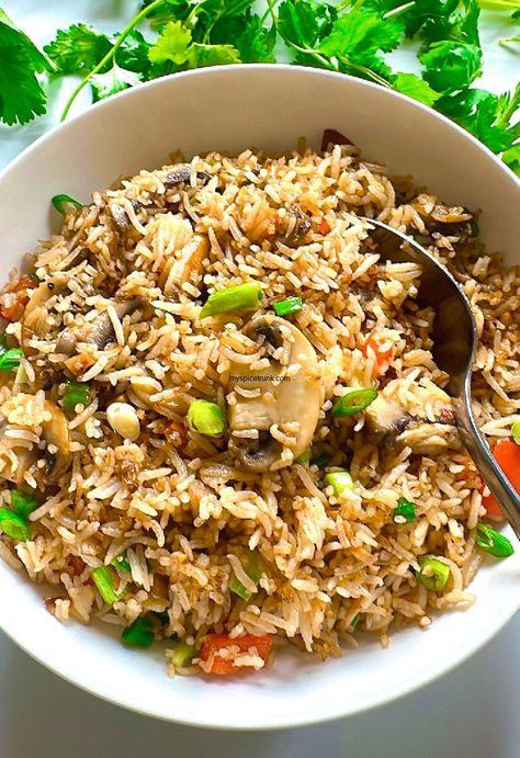 Garlic Mushroom Fired Rice Mushroom Rice Recipes, Missi Roti, Mushroom Fried Rice, Vegan Mushroom Soup, Green Beans Mushrooms, Mushroom Stir Fry, Easy Green Beans, Eggplant Curry, Mushroom Rice