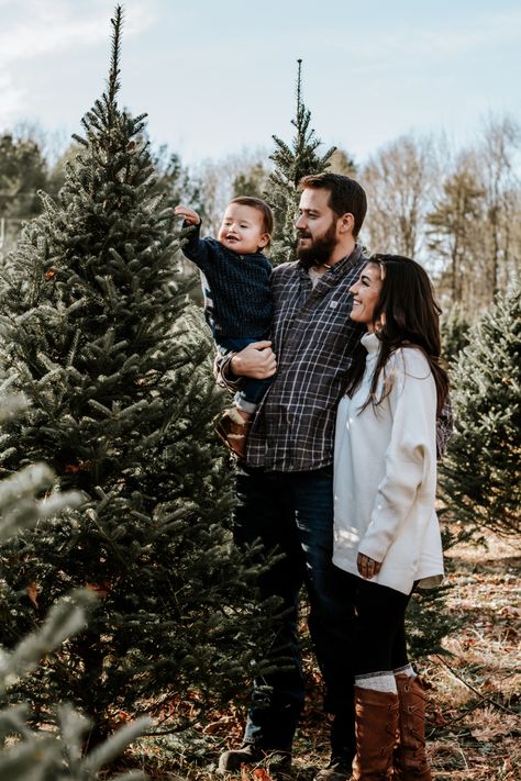 Christmas Tree Farm Ideas Mini Sessions, Simple Christmas Tree Farm Photos, Christmas Photo Shoots Family, Family Christmas Pictures In Front Of Christmas Tree, Xmas Tree Photoshoot, Christmas Tree Farm Photo Shoot Family Of 3, Outdoor Holiday Mini Sessions, Christmas Tree Session, Outdoor Christmas Tree Farm Photos