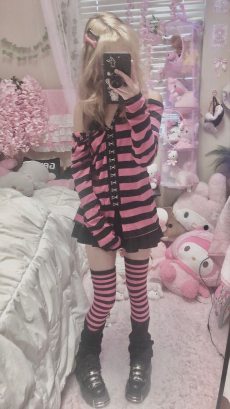 Black And Pick Outfits, Pink And Black Roblox Outfits, Black And Pink Aesthetic Clothes, Fem Scene Outfit, Pastel Pink And Black Outfit, Pink Aesthetic Clothes Pastel Goth, Pink Scene Aesthetic Outfit, Cute Emo Outfits Pastel Goth, Pink And Black Grunge Outfit