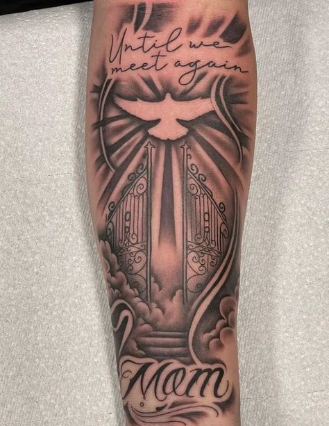 Are you looking for a more interesting and unique cool mother memorial tattoo design to try? This particular design will be the right one for you. It comes with a mom calligraphy and a bird flying above two gates.  Source: Instagram (@staytrueink559)   #MomMemoryTattoos #InMemoryOfMomInk #TributeTattoosForMom #GuysMemorialTattoos #MeaningfulMomTattoos #CoolTattoosForGuys #MotherTributeInk #MemorialInkIdeas #InMemoryTattoos #HonoringMomTattoos Mother Memorial Tattoos Mom For Men, Tattoo Idea For Lost Loved One Men, Memorial Tattoo Ideas For Boyfriend, Forearm Tattoo For Lost Loved One Men, Memorial Arm Tattoo Men, Tattoo Ideas For Men Grandma, Tattoo Ideas For Ur Mom, Mom Forearm Tattoo Ideas, Tattoos With Good Meaning