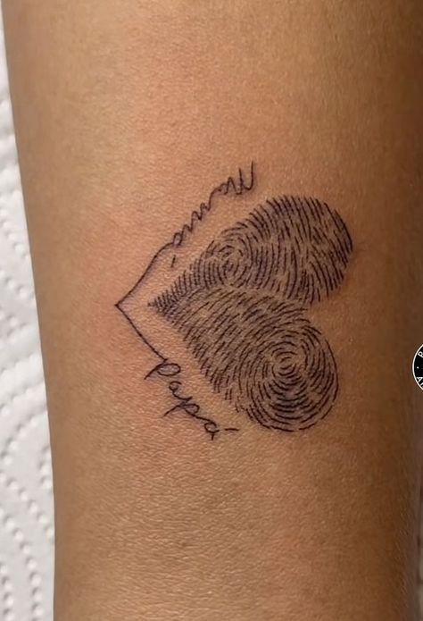 Cute Family Tattoos Simple, Minimal Tattoo Ideas Female, Tattoo Ideas Related To Parents, Tattoo Ideas Female For Family, Parent Daughter Tattoo, Tattoo Ideas With Parents, Matching Tattoo With Grandma, Tattoo For Your Parents, Tattoo Parents Ideas