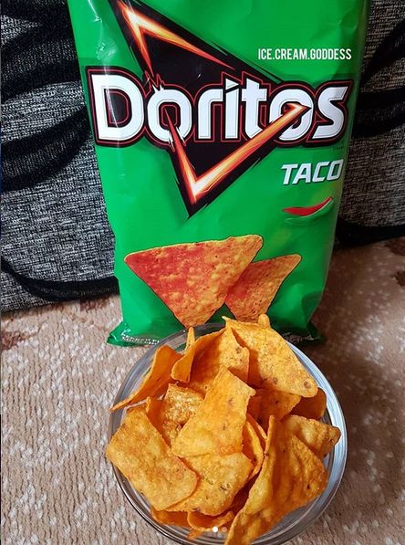 Doritos Taco ➖➖➖➖➖ At first i thought that they are going to be spicy but i was wrong. They are not spicy at all. This is actually paprika flavour. I noticed that after finishing the bag 😂😂 on the back there was written. I never had paprika tortilla chips so dont judge me😂 I really enjoyed these! 😍 i Love this flavour Doritos Aesthetic, Lays Poppables, Doritos Taco, Dont Judge, Movie Snacks, Chocolate Company, Spicy Snacks, I Was Wrong, Uk London