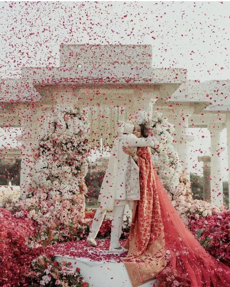 Indian Wedding Aesthetic, Red Saree Wedding, Hindu Wedding Ceremony, Indian Wedding Poses, Bride Photos Poses, Lights Wedding Decor, Wedding Photoshoot Props, Indian Wedding Couple Photography, Indian Bride Outfits