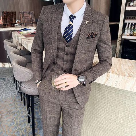 Discover the epitome of sophistication with our exclusive collection of luxurious suits. Each piece is a testament to impeccable craftsmanship and timeless style. Unmatched Quality, Unforgettable Style Visit our website now to explore our range and find the perfect suit that speaks to your individuality. Elevate your wardrobe today! 🌐https://extravagaribystella.com/ #LuxurySuits #MensFashion #StyleStatement Costume Peaky Blinders, Suits Show, Mens Casual Suits, Mens Suit Vest, Check Suit, Formal Suit, Business Pants, Traje Casual, Plaid Suit