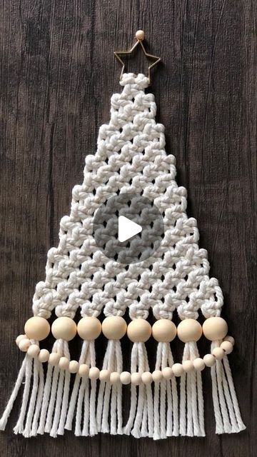 Harry Potter Macrame Diy, Macrame Snowflake Wall Hanging, Christmas Macrame Tree Tutorial, Macarena Christmas Tree, Christmas Crafts Macrame, Stick Macrame Wall Hanging, Macrame Christmas Tree Garland Diy, Macrame Christmas Ornaments Patterns, Christmas Macrame Tree