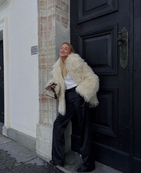 Fur Outfit, Shaggy Jacket, Fur Coat Outfit, Chic Outfits Classy, White Fur Coat, Cosy Outfit, Outfit Work, Coat Outfit, Looks Street Style