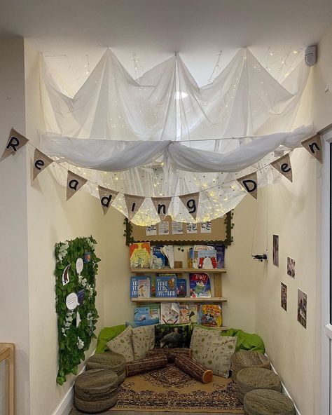 Classroom Cosy Corner, Cosy Area Eyfs, Cosy Story Corner Ideas Nursery, Preschool Quiet Area Ideas Cozy Corner, Primary School Reading Corner, Curiosity Approach Reading Area, Reading Corner Eyfs Classroom, Early Years Reading Area, Early Years Book Corner Ideas