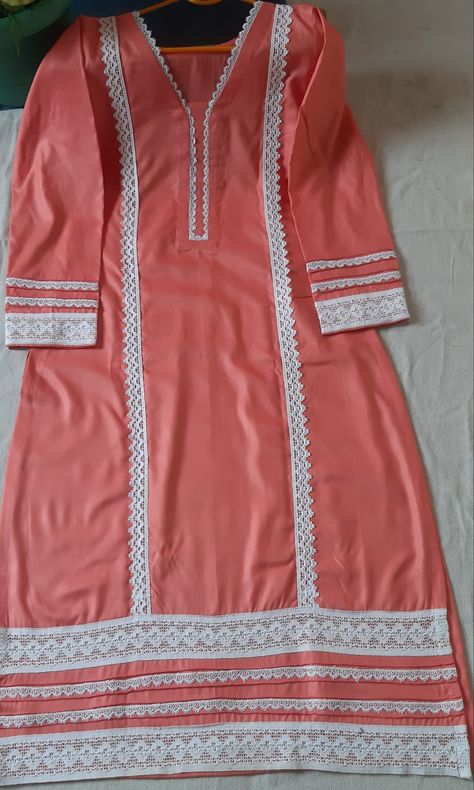 Lace design kurti Kurti Design With Lace Work, Neck Pattern With Lace, Kurti Disain Latas, Pakistani Pattern Dresses, Pakistani Suits With Laces, Less Kurti Design, Stitching Dresses Ideas, Kapde Designs, Beautiful Kurtis Design