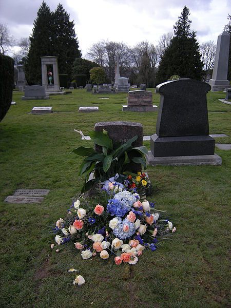 Seattle - Lake View Cemetery - flowers on grave Sitting At Grave Aesthetic, Flowers On Grave Aesthetic, Dead Mom Aesthetic, Flowers On Grave, Grave With Flowers, Grave Pics, Cemetery Pictures, Beautiful Grave, Seattle Lake