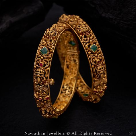 Gold Bangles Design Wedding, Temple Bangles Gold Jewellery, Antique Jewellery Designs Gold, Nakshi Bangles Gold, Antique Bangles Design, Antique Bangles Indian Gold, Wedding Gold Bangles, Gold Antique Bangles, Antique Gold Bangles Design