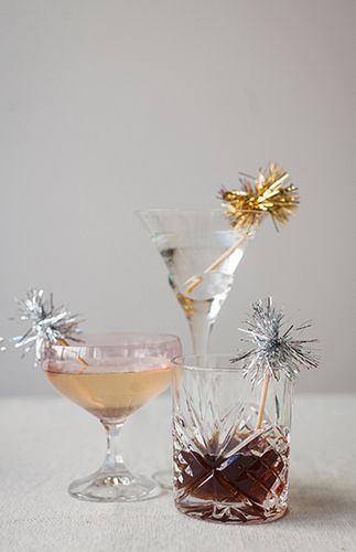 Holiday Cocktail Aesthetic, Nye Traditions, Birthday Cocktails Recipes, Birthday Cocktails, Cocktail Sauce, Nye Party, Metallic Copper, Christmas Cocktails, Noel Christmas