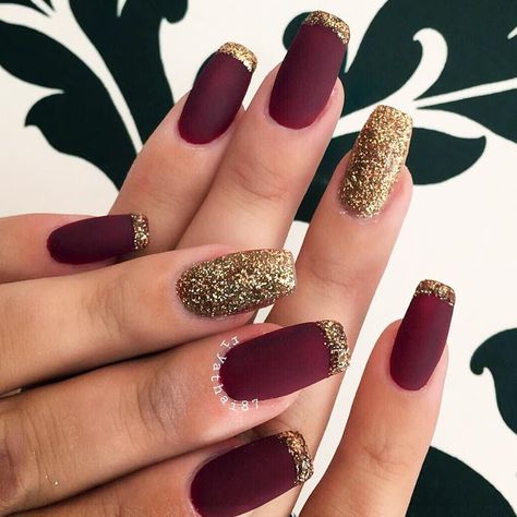 Fashionable Maroon Nails Designs to Complete Your Image ★ See more: https://naildesignsjournal.com/maroon-nails-designs/ #nails Nail Art Mariage, Maroon Nail Designs, Red Matte Nails, Red And Gold Nails, Bridal Nails Designs, Red Gel Nails, Wedding Nail Art Design, Image Nails, Maroon Nails