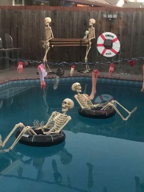 Pool Halloween Decor, Halloween Skeleton Bbq, Skeleton Pool Party, Summer Goth Decor, Summerween Ideas Aesthetic, Spooky Pool Party, Spooky Summer Party, Summerween Pool Party, Slasher Summer Party