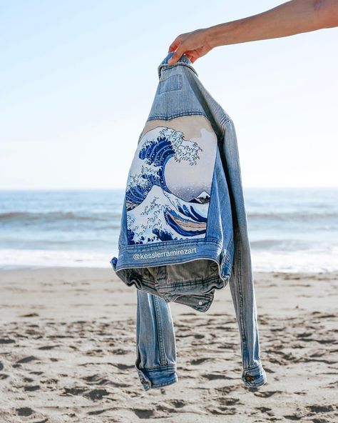 The Great Wave Off Kanagawa by Hokusai painted on a denim jacket.  jean jacket, denim jacket, painted denim, painted jacket, wave painting, great wave, beach, ocean, painted fabric, fabric painting, wave art, great wave art Jacket Diy, Diy Denim Jacket, Looks Jeans, Hand Painted Denim Jacket, Diy Jeans, Jean Jacket Outfits, Denim Art, Painted Denim Jacket, Painted Jacket