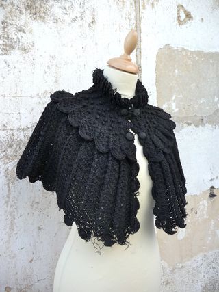 Magical Crochet Patterns, Steampunk Crochet Patterns Free, Victorian Crochet Patterns Free, Crochet Ren Faire Ideas, Whimsigoth Crochet Patterns, Crochet Capelet Free Pattern, Capelet Outfit, Sandy Core, Capelet Crochet Pattern