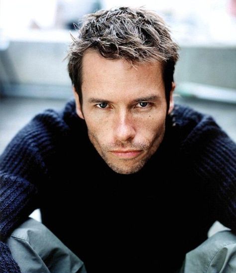 Guy Edward Pearce (born October 5, 1967) is an Australian actor and musician who played Peter Weyland in the 2012 film Prometheus. Other notable films Pearce has appeared in include L.A. Confidential (1997), Memento (2000), The Hurt Locker (2008), The King's Speech (2010) and Iron Man 3 (2013). Pearce has won an Emmy and has been nominated for a Golden Globe. La Confidential, Guy Pearce, Australian Actors, Favorite Actors, Famous Faces, Cultura Pop, Celebrities Male, In Hollywood, Serie Tv