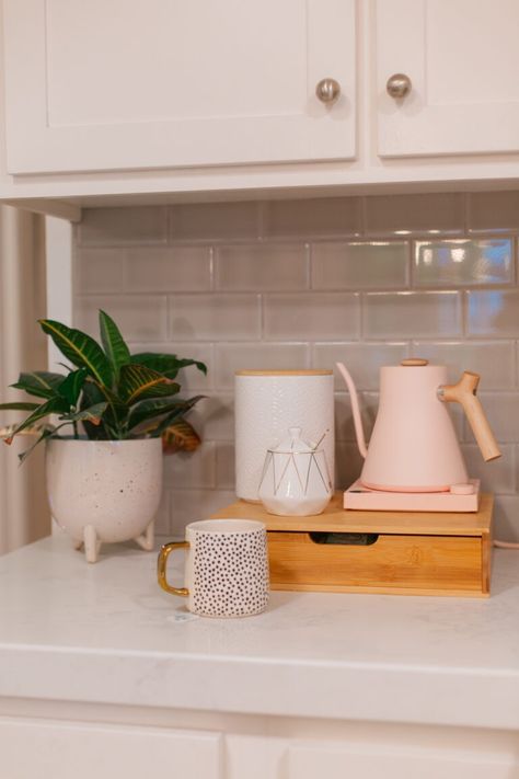 Move over coffee, the tea drinkers are getting serious! If you love a good cuppa, here's everything you'll need to create a cozy tea station at home. Everything from a tea drawer, to great tea spoons, to the perfect way to hide the cord from your electric kettle. Electric Tea Kettle Station, Tea Nook In Kitchen, Tea Station At Home, Butler Pantry Decor, Tea Drawer, Work Office Ideas, Bar Countertops, Diy Coffee Station, Coffee Station Kitchen