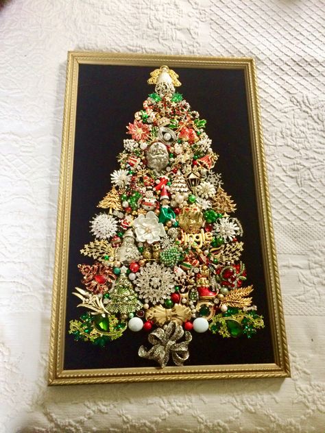 Christmas Tree Brooch Picture, Vintage Brooch Christmas Tree, Vintage Jewelry Christmas Tree Brooch Pin, Vintage Jewelry Art Christmas Tree, Christmas Tree Collage Art, Broach Christmas Tree Diy, Brooch Art Framed, Brooch Tree, Brooch Frame