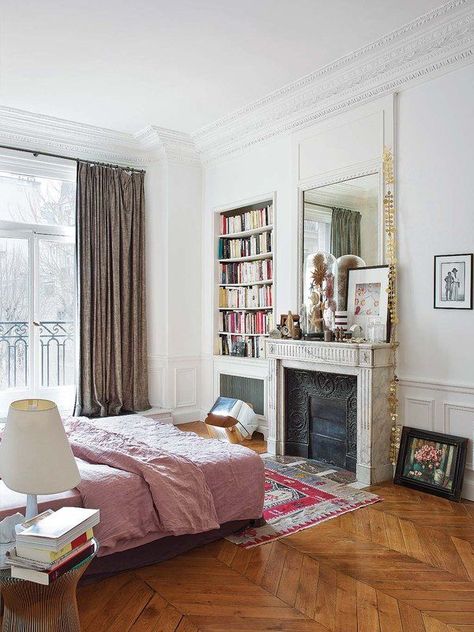 20 Dreamy Parisian Bedrooms Parisian Style Bedrooms, Country Airbnb, Bedroom Parisian, Parisian Bedroom Decor, Parisian Bedroom, Classic Apartment, French Headboard, Modern Parisian, French Style Bedroom