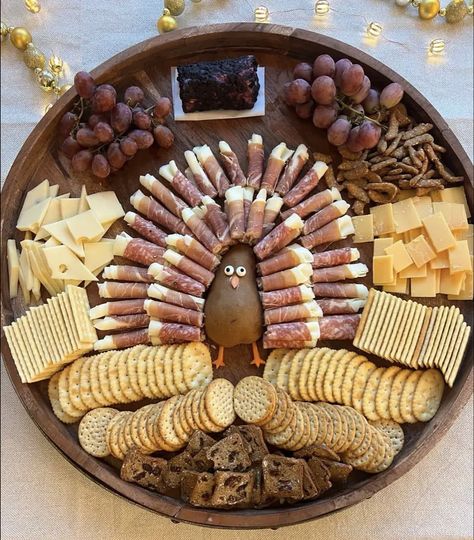 Turkey Thanksgiving Charcuterie Board, Turkey Themed Charcuterie Board, Thanksgiving Theme Charcuterie Board, Charcuterie Board Turkey, Turkey Charcuterie Board Ideas, Cheese Board Thanksgiving, Charcuterie Board Ideas Thanksgiving, Thanksgiving Boards, Turkey Charcuterie Board